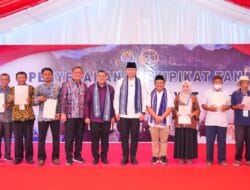 Wamen Ossy Serahkan Sertipikat Tanah di Lombok Barat, Bukti Negara Hadir Lindungi Hak Rakyat