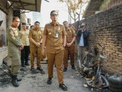 Kunjungi Korban Kebakaran di Kelurahan Kesawan, Rico Waas Salurkan Bantuan Logistik
