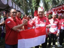 Pengibaran Bendera Merah Putih di Air Terjun Simonang-Monang Sambut HUT ke-80 RI