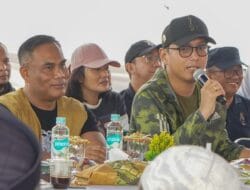 Warga Ungkapkan Terima Kasih pada Rico Waas atas Program Tebus Ijazah