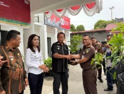 Usai Pelaksanaan Donor Darah, Kejari Toba Bagikan 2.000 BIBIT Tanaman Produktif Kepada Masyarakat