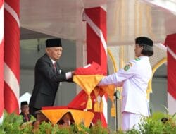 Upacara Penurunan Bendera HUT ke-80 RI, Wagub Serahkan Hadiah Desa dan Kelurahan Terbaik