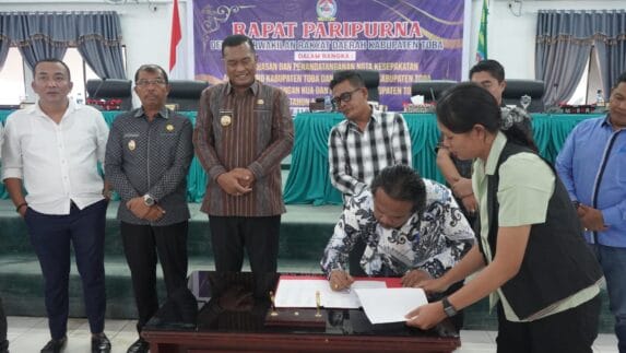 Bupati dan Pimpinan DPRD Toba Tandatangani KUA dan PPAS APBD Tahun Anggaran 2026