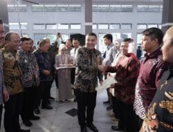 Serahkan Sertipikat ke Penggiat UMKM di Garut, Wamen Ossy Harap Masyarakat Dapat Kembangkan Usaha dan Tingkatkan Taraf Ekonomi