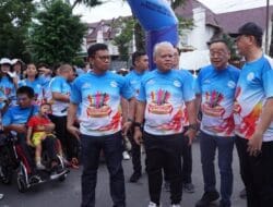 Harli Siregar bersama PJU Kejatisu Berbaur bersama Masyarakat di Jalan Amal Bersama Yayasan Thongs Berkah Mulia Abadi