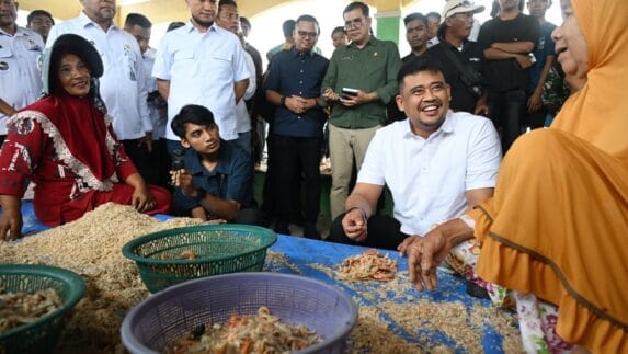 Gubernur Sumut Bobby Nasution Dengar Langsung Keluhan Warga Pesisir Labura dan Dukung UMKM