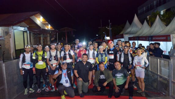 Gubernur Bobby Nasution Lepas Peserta Trail of The Kings, Seribuan Pelari Melintas Panorama Danau Toba
