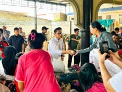 Rico Waas Kunjungi dan Salurkan Bantuan Logistik untuk Pengungsi Banjir