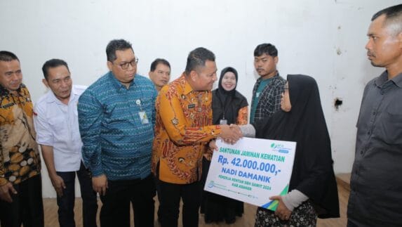 4.900 Pekerja Rentan di Asahan Terima Kartu BPJS Ketenagakerjaan dari Wakil Bupati Rianto