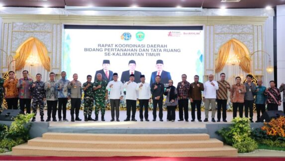 Rapatkan Barisan Kepala Daerah Se-Kaltim, Menteri Nusron: Solusi Penyelesaian Masalah Pertanahan Harus Berbasis Kemanusiaan