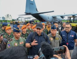 Gubernur Bobby Nasution Terbang Bawa Logistik dan Obat-obatan ke Tapteng dan Sibolga yang Masih Terisolir