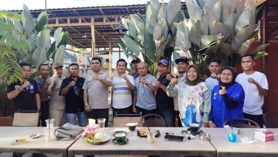 Plt. Kajari Madina Yos A. Tarigan Silaturahmi dengan FORWAKA di Café Genta