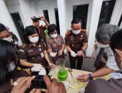 Kejari Balige Musnahkan Barang Bukti Inckracht di Halaman Kantor nya