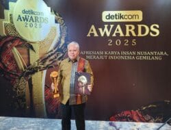 Dr .Harli Siregar Terima Penghargaan Detikcom Award Sebagai Tokoh Pendorong Keterbukaan Informasi Lembaga Hukum