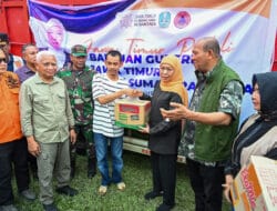 Wagub Sumut Surya Bersama Gubernur Jatim Khofifah Tinjau Korban Bencana di Langkat