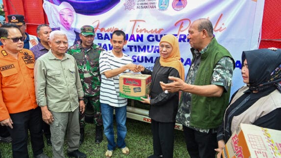 Wagub Sumut Surya Bersama Gubernur Jatim Khofifah Tinjau Korban Bencana di Langkat