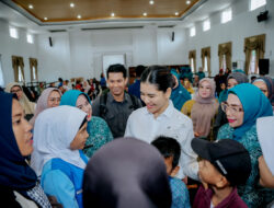 Peringati Hari Disabilitas Internasional, Kahiyang Ayu Serahkan Alat Bantu Dengar bagi Penyandang Disabiltas 