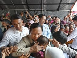 Prabowo Kunjungi Posko Pengungsian Bencana Sumatera Demi Pastikan Layanan Dasar Terpenuhi