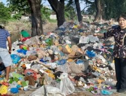 Warga Jalan Pertempuran Keluhkan Gunungan Sampah Berbau Bangkai, Pemko Medan Dinilai Abai