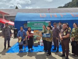 Kejari Toba dan IAD Salurkan Bantuan Korban Bencana di Desa Dolok Nauli Taput