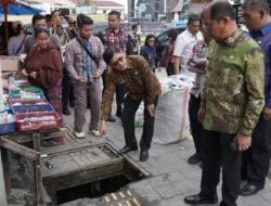 Bupati Toba Tinjau Lapangan, Sampah dan  Bangunan Masyarakat Penyebab Banjirnya Kota Balige