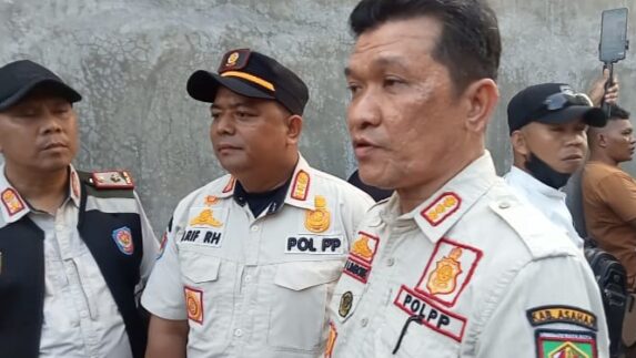 Akhirnya Akses Jalan Umum Gang Setia Yang Ditembok Yayasan Maitreyawira Kisaran Dibongkar Paksa Satpol PP Asahan 