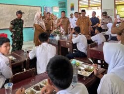 Program Makan Bergizi Gratis Hari Kedua Berjalan di UPTD SMP Negeri 2 Silau Laut