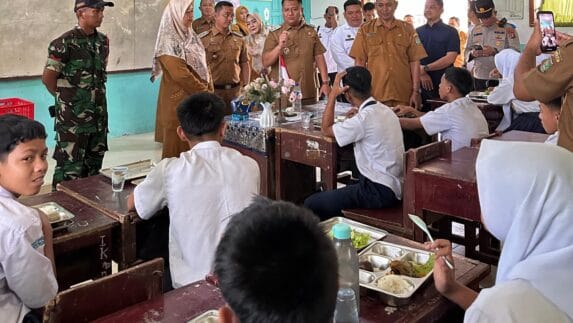 Program Makan Bergizi Gratis Hari Kedua Berjalan di UPTD SMP Negeri 2 Silau Laut