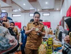 Perluas Pasar UMKM Medan, Rico Waas Serahkan Sertifikasi Halal pada 100 UMKM