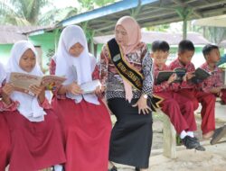 Bunda Literasi Kabupaten Asahan Yusnila Indriati Taufik Zainal Abidin Siregar Tinjau Langsung Layanan Perpustakaan Keliling di Kecamatan Aek Ledong