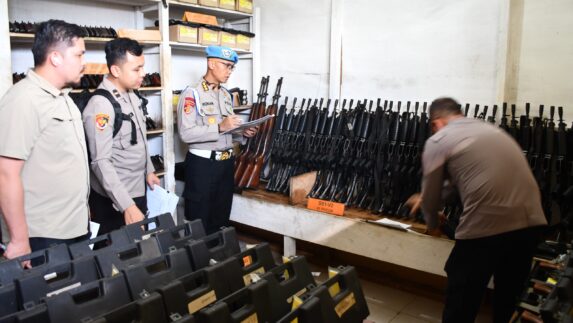 Div Propam Polri Bersama Slog Mabes Polri Pemeriksaan Senpi Organik di Polres Nias