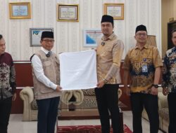 Dirut Perumda Tirtanadi Bagikan 5. 974 Handuk Untuk Jamaah Calon Haji Embarkasi Medan