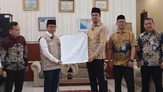Dirut Perumda Tirtanadi Bagikan 5. 974 Handuk Untuk Jamaah Calon Haji Embarkasi Medan