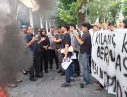 Limbah Pabrik Kecap Cemari Lingkungan, Massa Demo di DPRD Medan Minta Tutup Pabrik