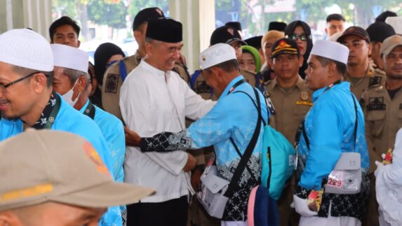Pemko Tebingtinggi Lepas Keberangkatan 82 Jemaah Haji Menuju Tanah Suci 