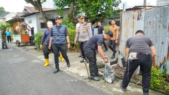 Atasi Banjir Mabar, Rico Waas Instruksikan Normalisasi Drainase Demi Kenyamanan Warga dan Siswa