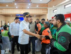 Lindungi Ojol dari Risiko Jalanan, Rico Waas Serahkan Kartu BPJS Ketenagakerjaan untuk Ribuan Driver di Medan