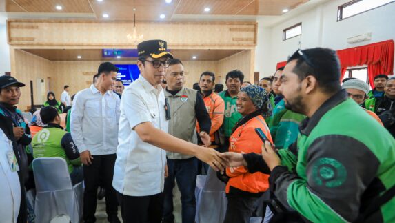 Lindungi Ojol dari Risiko Jalanan, Rico Waas Serahkan Kartu BPJS Ketenagakerjaan untuk Ribuan Driver di Medan