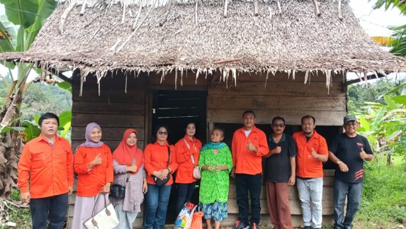 Bang YD dan Gerakan Peduli Salurkan Sembako untuk Warga Kurang Mampu di Gunungsitoli Alo’oa
