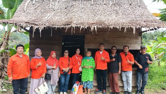 Bang YD dan Gerakan Peduli Salurkan Sembako untuk Warga Kurang Mampu di Gunungsitoli Alo’oa
