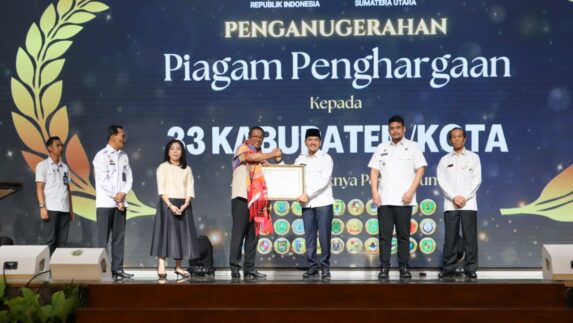 Wujudkan Kemudahan Akses Pelayanan Hukum Bagi Masyarakat, Walikota Tebingtinggi Terima Penghargaan Dari Kementerian Hukum RI