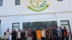 OJK Serahkan Tersangka dan Barang Bukti Kasus PT BPR SAWA Kepada Kejaksaan Negeri Sidoarjo 