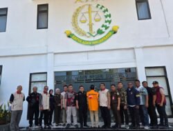 OJK Serahkan Tersangka dan Barang Bukti Kasus PT BPR SAWA Kepada Kejaksaan Negeri Sidoarjo 