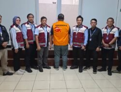 OJK Serahkan Tersangka dan Barang Bukti Kasus PT AJPI ke Kejaksaan Negeri Jakarta Selatan 